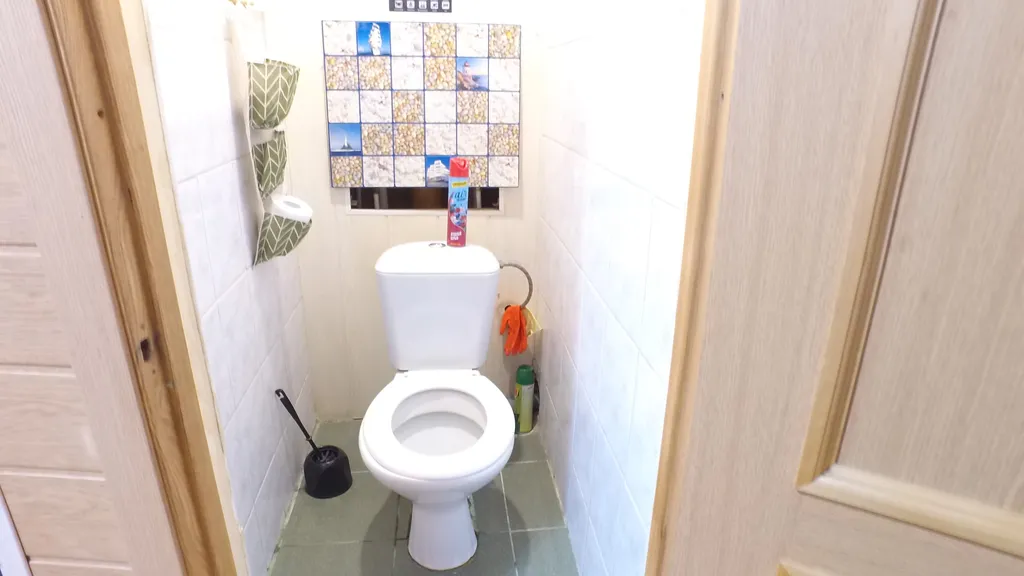 Двуспальная кровать и огромный смарт ТВ