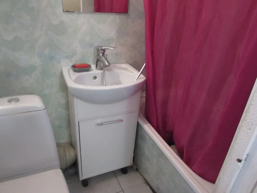 Удобная комната с кухней-прихожей, сан. Узлом, с входной железной дверь