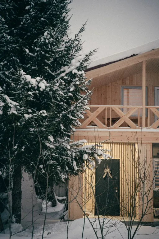 Дом рядом с лесом и прудом