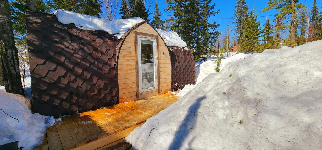 Уютный кемпинг с видом на лес