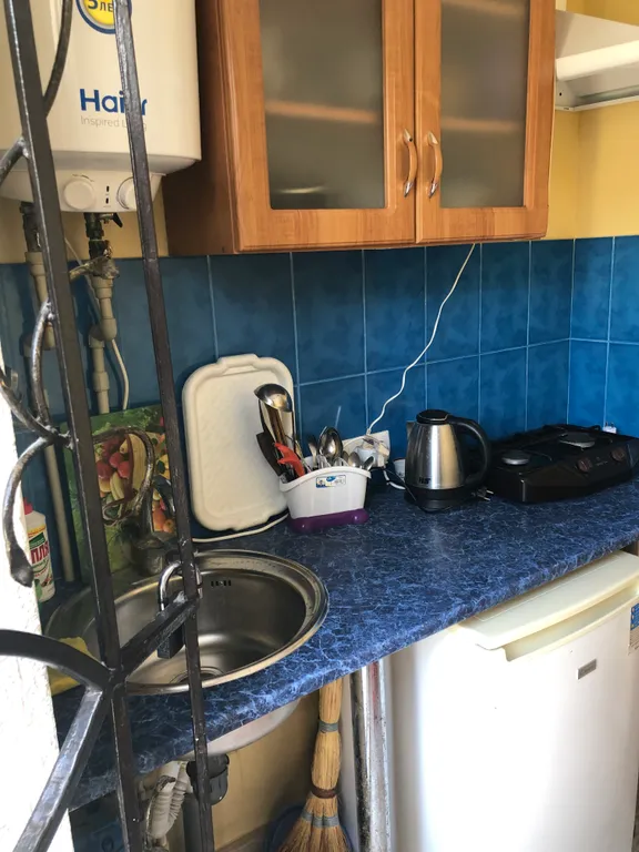 Маленький двухэтажный домик, возле моря