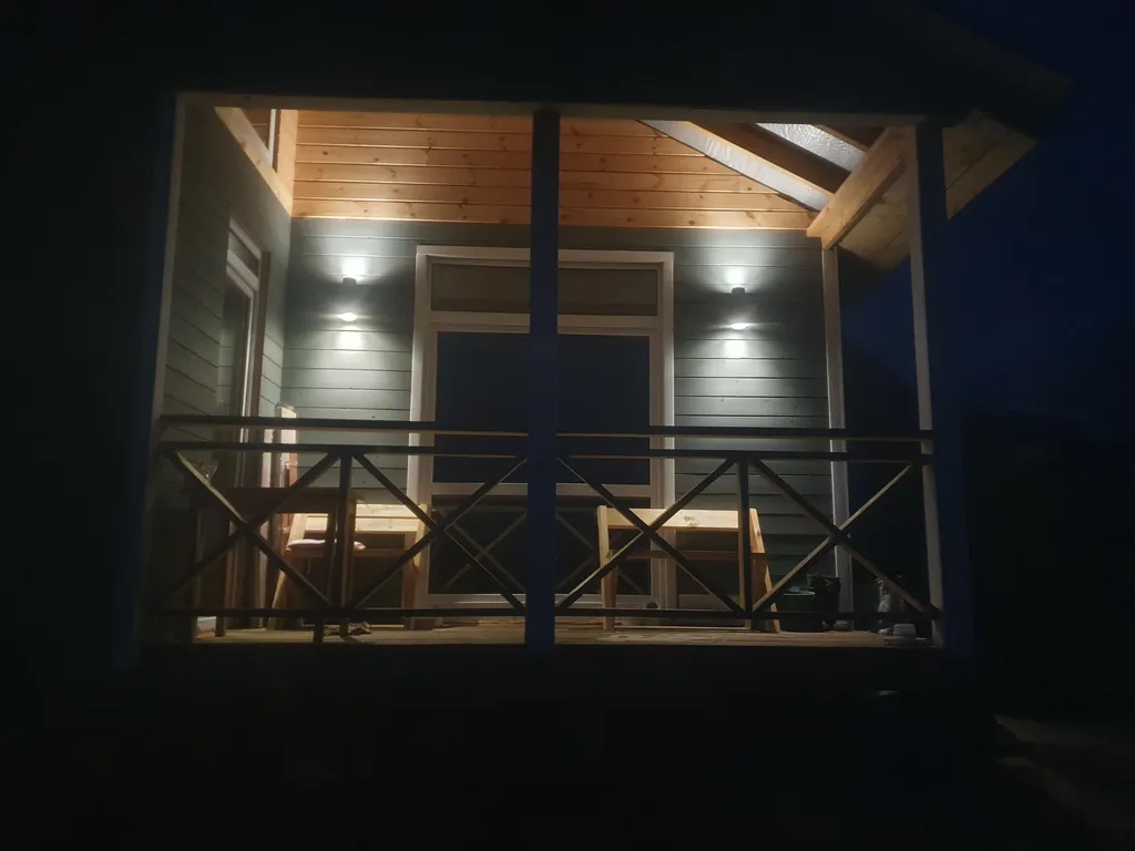 Коттедж Благоустроенный дом на берегу реки — аренда посуточно в Боровичи