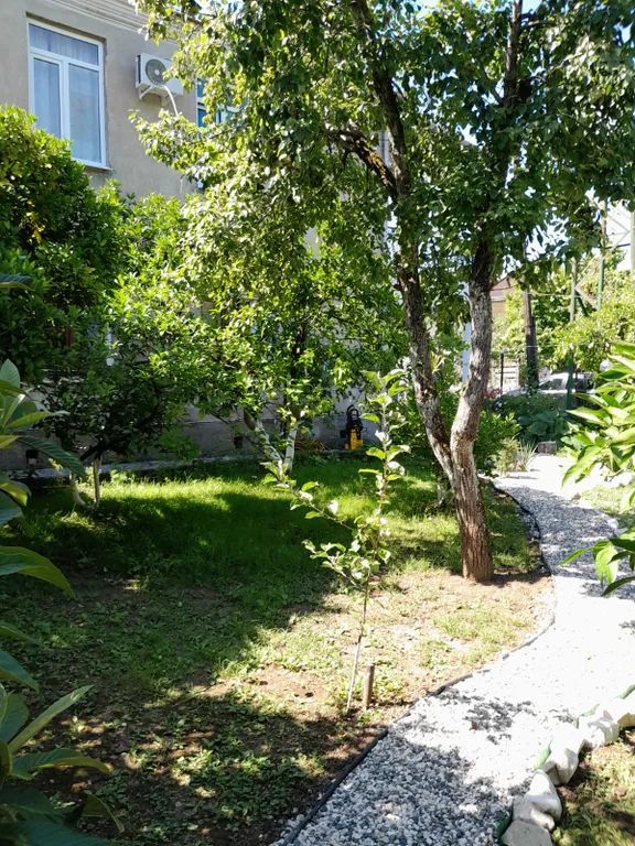 Большой двухэтажный дом с видом на горы