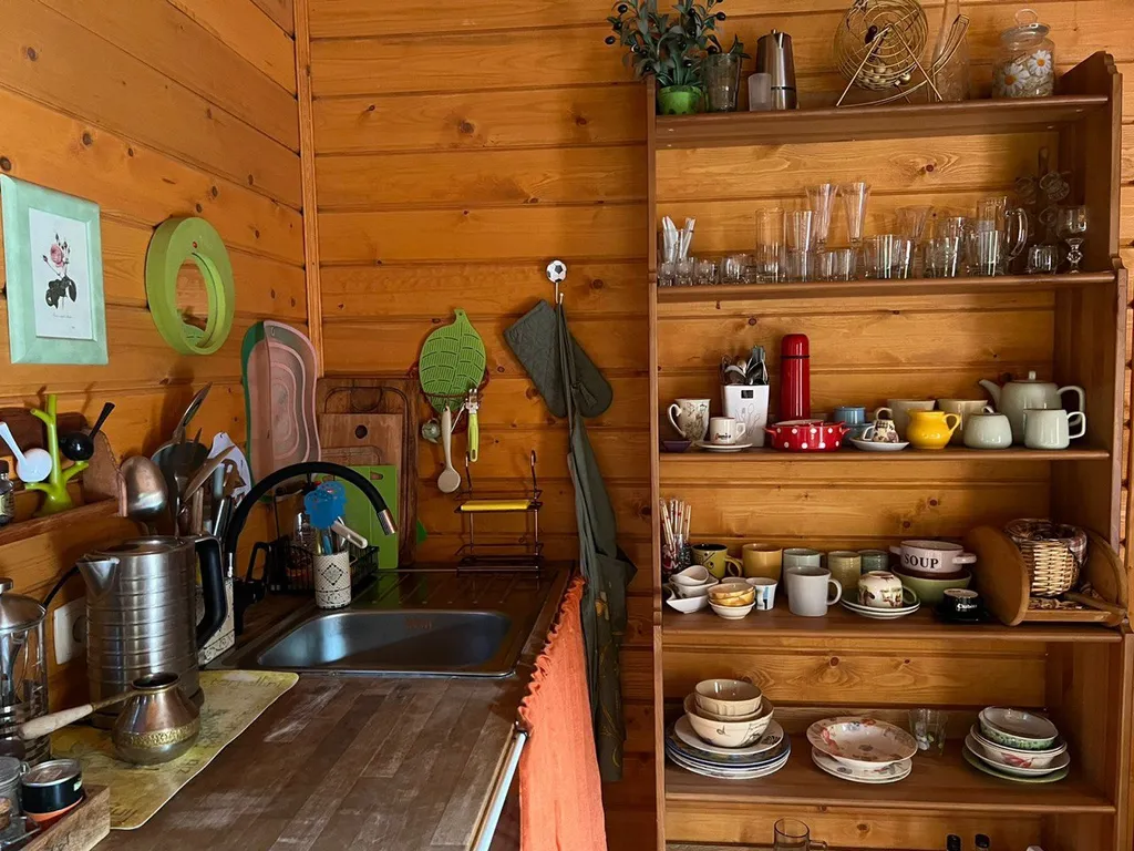 Коттедж Уютный деревянный дом с ландшафтным садом у озера — Шеметово