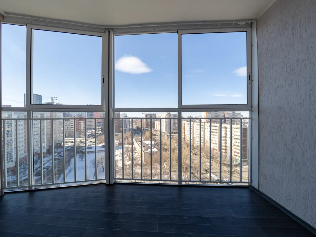 Двушка с подсветкой в спальне и панорамным балконом