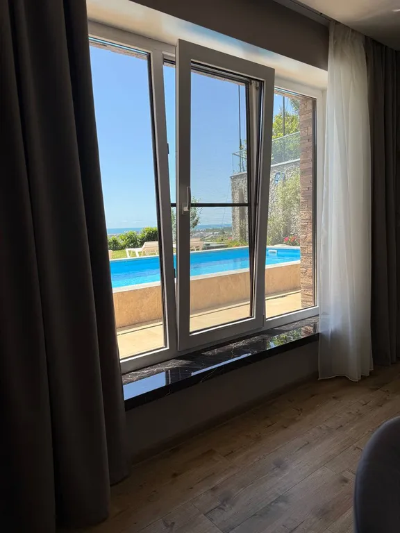 Квартира Трехкомнатная квартира с бассейном и потрясающим видом на море — Сириус