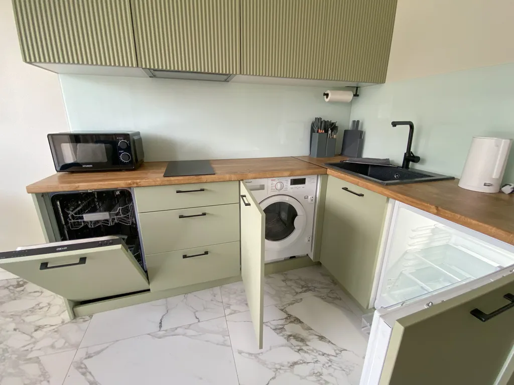 Студия с видом на горы в центре