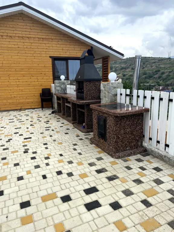 Дом с тремя апартаментами с видом на горы и море