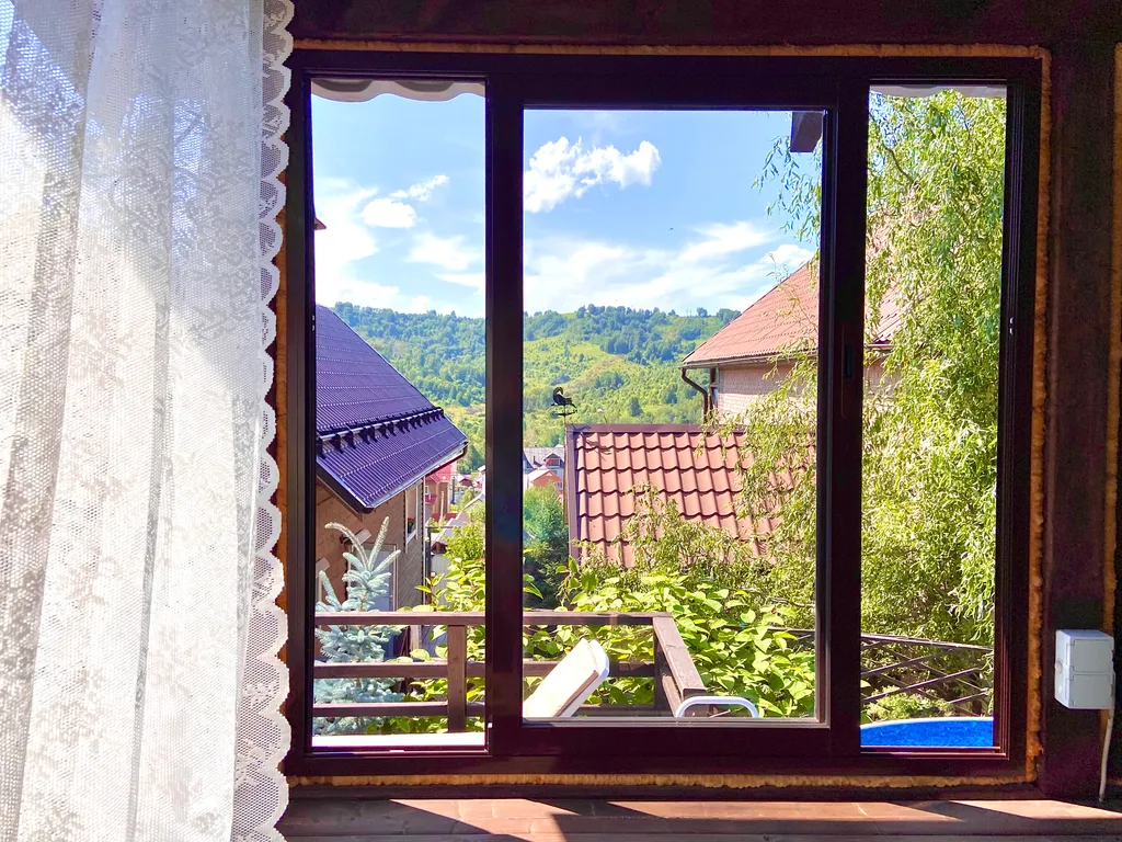 Домик в Горном Алтае с видом на горы