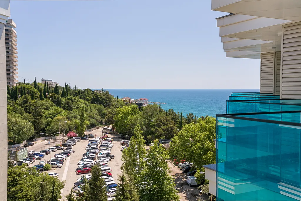 Дизайнерская студия с террасой с видом на море и свой пляж