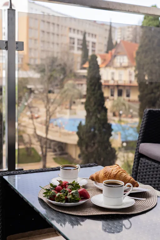 Двухкомнатные апартаменты с балконом рядом с морем