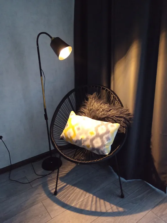 Уютная квартира с панорамными окнами и видом на озеро