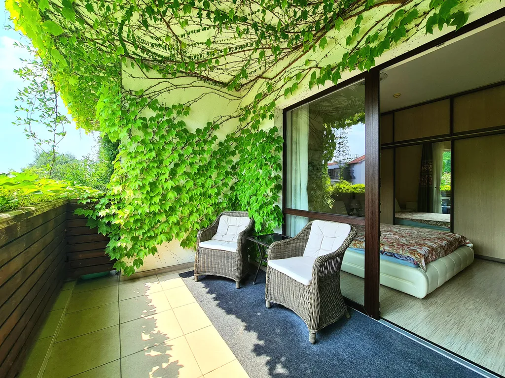 Зелёный уголок у моря