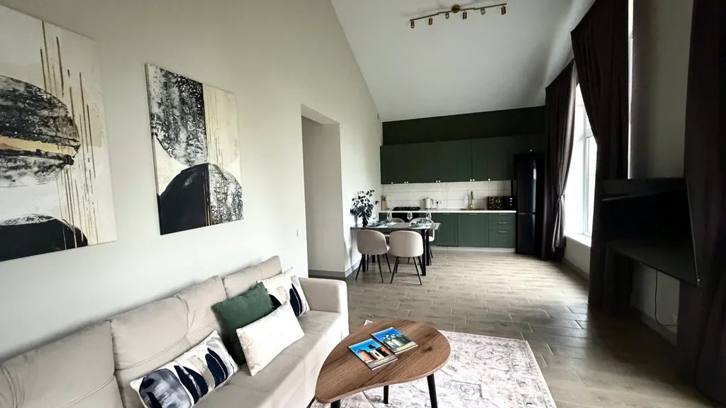 Уютный дом с панорамными окнами рядом с озером