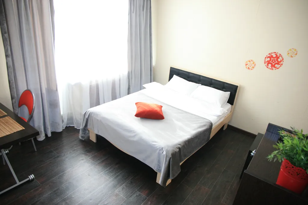 Яркая теплая студия с красным диваном