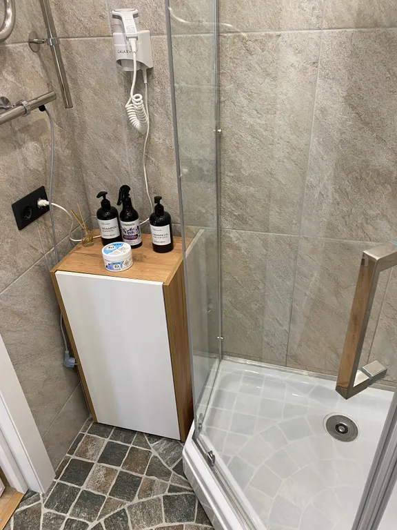 Просторная квартира студия для проведения романтических вечеринок