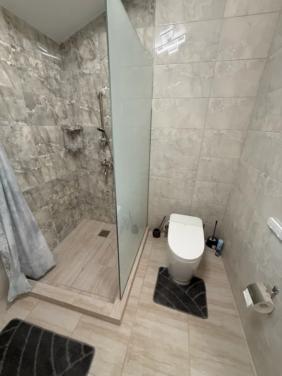 Уютный дом на берегу реки