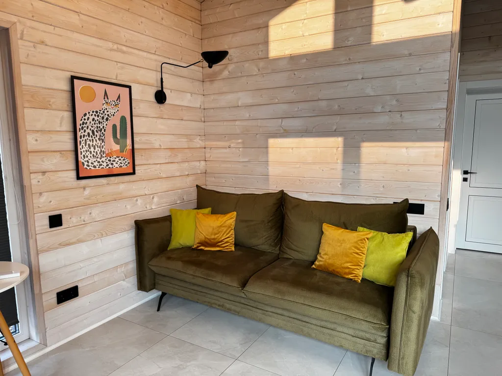 Дом на берегу озера и моря