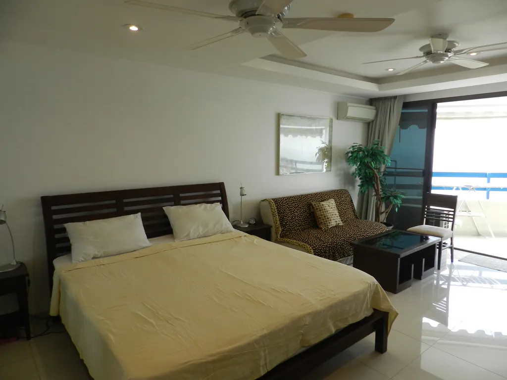 Студия с фронтальным видом на море