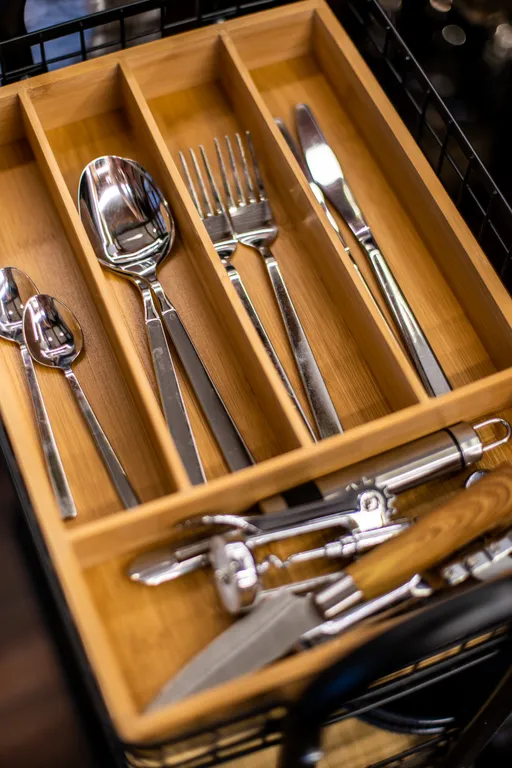 Романтическая студия с камином и балконом в старинном особняке