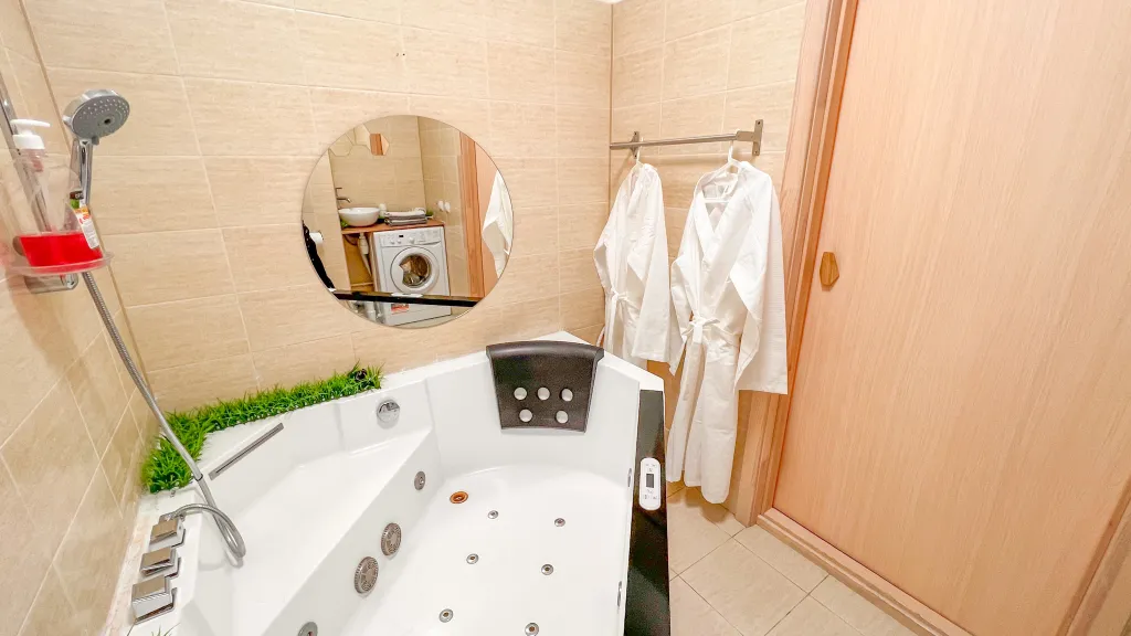 Квартира Апартаменты с джакузи около УГМК-Арены — аренда посуточно в Екатеринбург