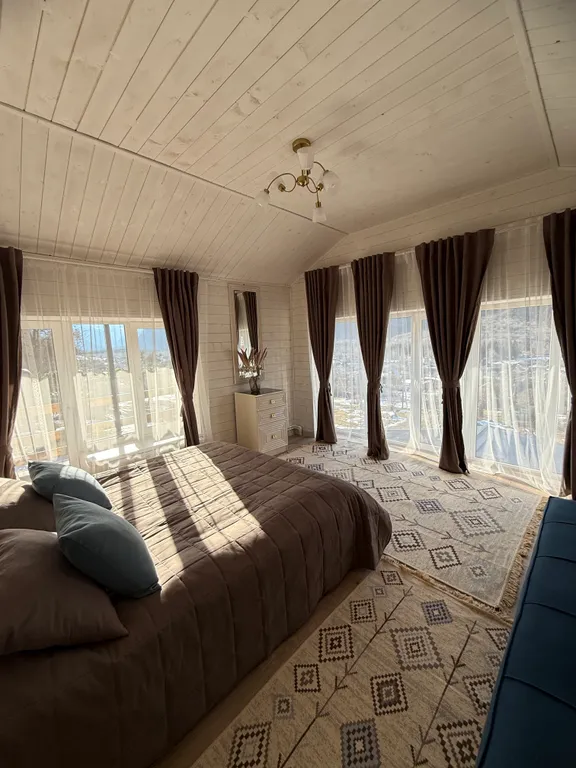 Дом в лесу с видом на горы