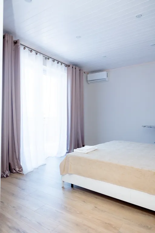 Домик у моря с бассейном