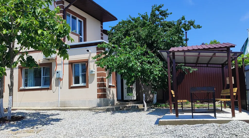 Коттедж Часть дома со своим двором и беседкой — Геленджик