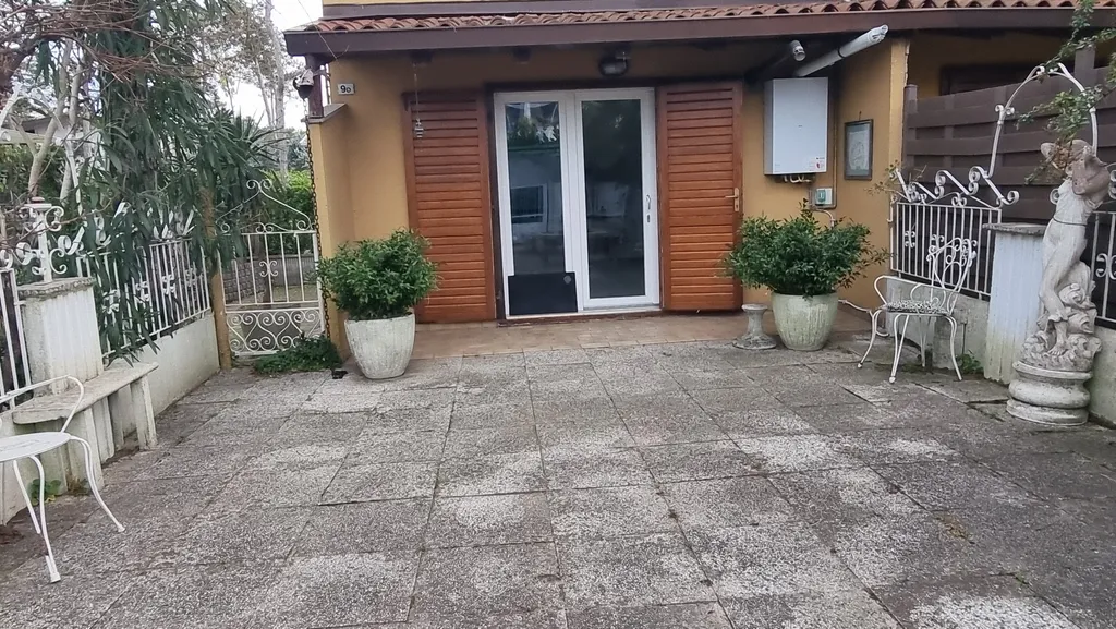 Двухэтажная квартира с частным двориком в Линиано Саббьядоро на море