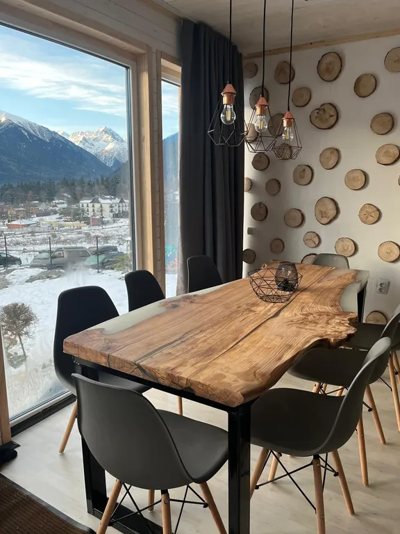 Коттедж с панорамными окнами и видом на горы