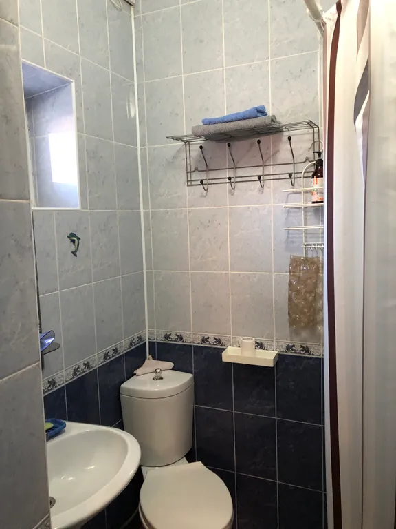 Уютный номер для одного с собственным душем и туалетом