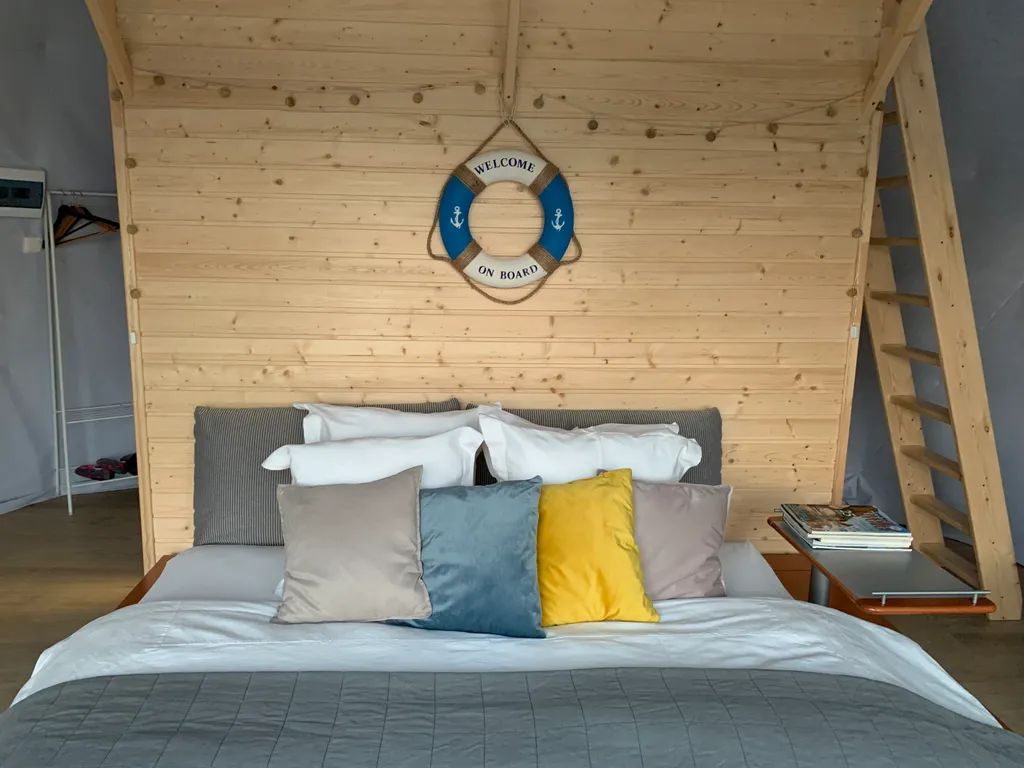 Чудесное место у озера с камином и русской баней