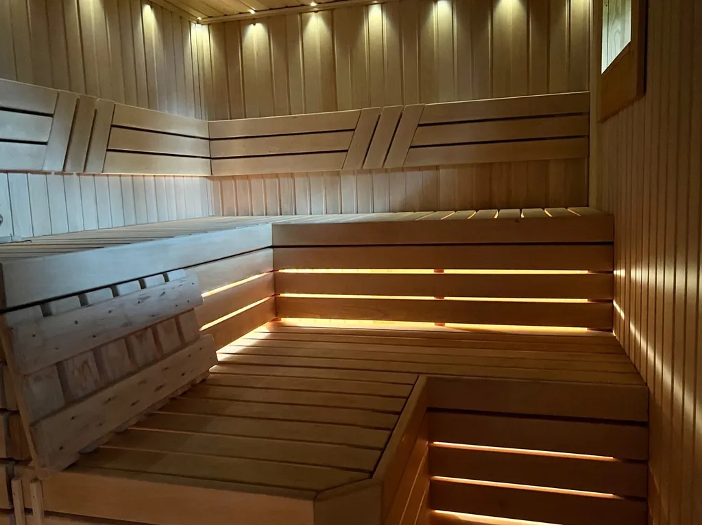 Большой коттедж N1 с сауной и камином