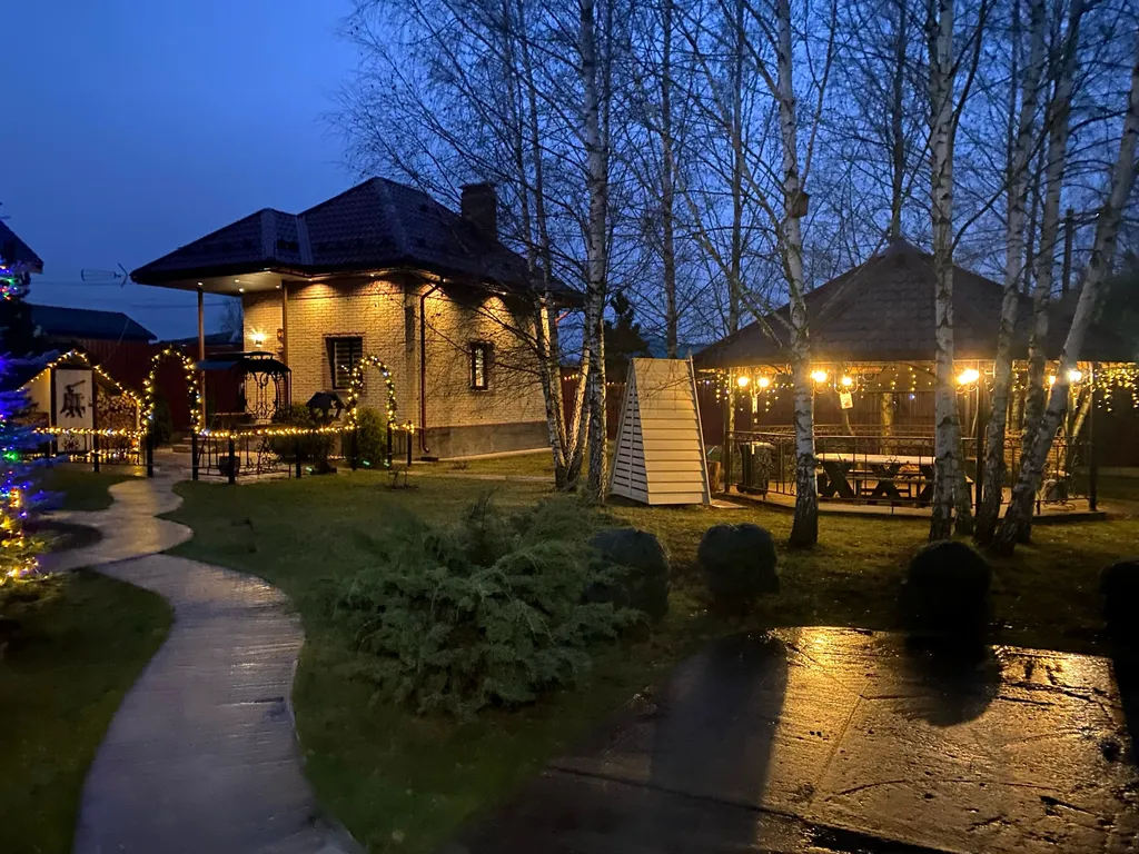 Современный новый дом с баней и банным чаном и бассейном