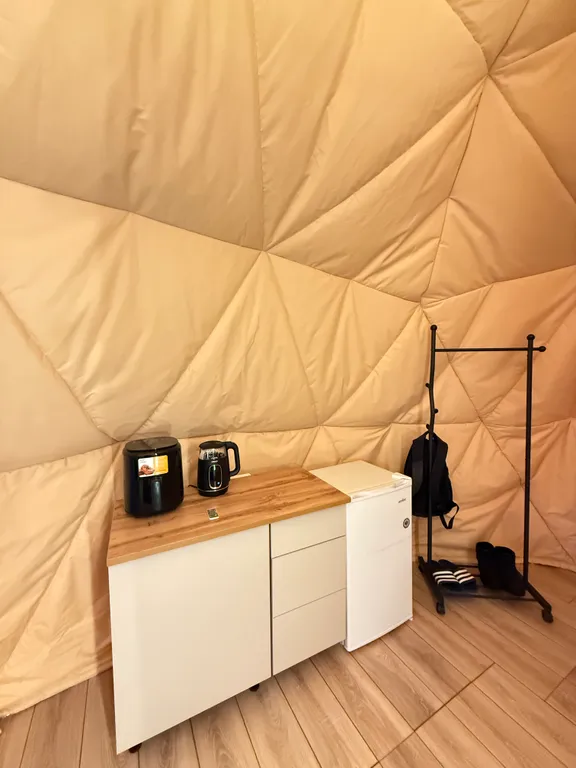 Купольный домик в окружении леса