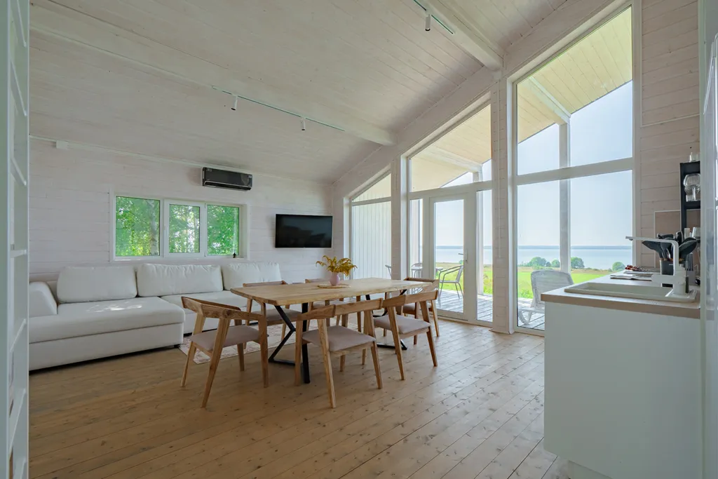 Дом с панорамным видом на озеро, большой