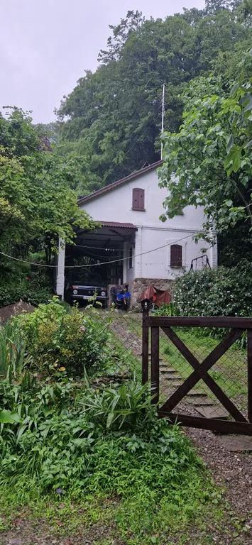 Двухэтажный дом с уютным двориком в окружении зелени