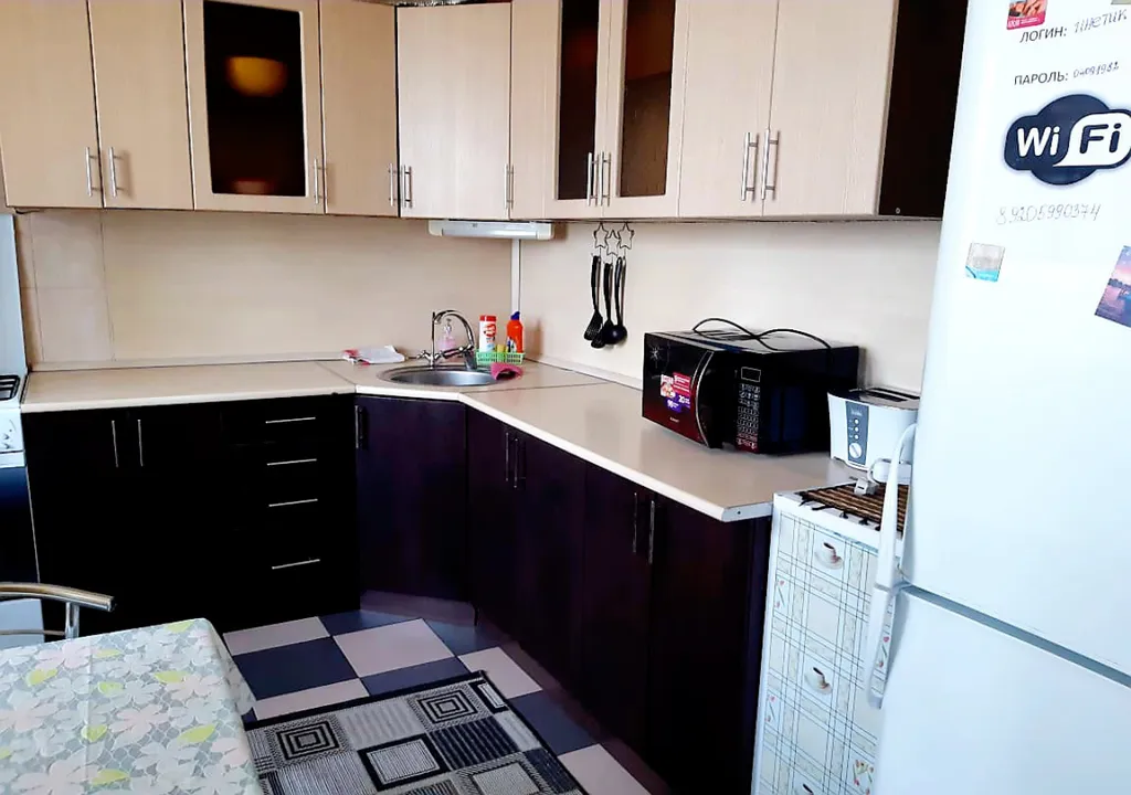 Двушечка возле Леруа