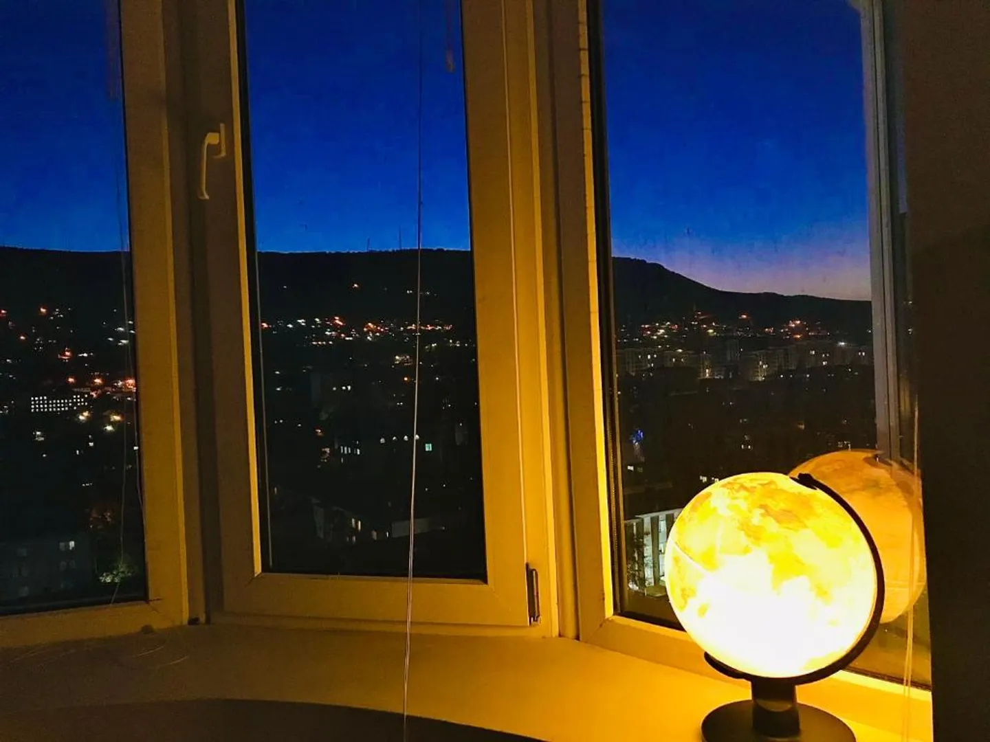 Ночной вид из окна квартиры на гору "Тарки Тау"