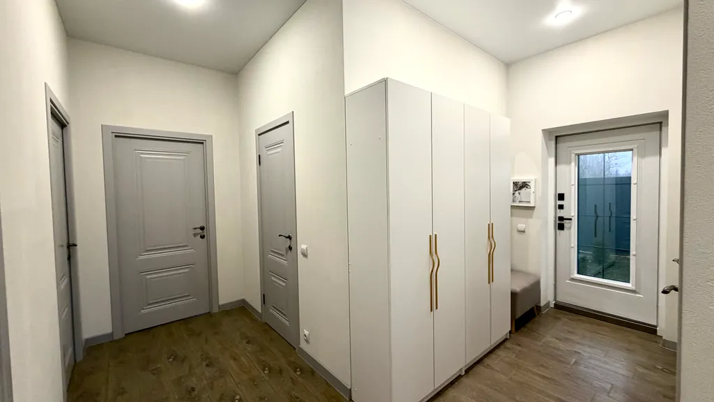 Уютный дом с панорамными окнами рядом с озером