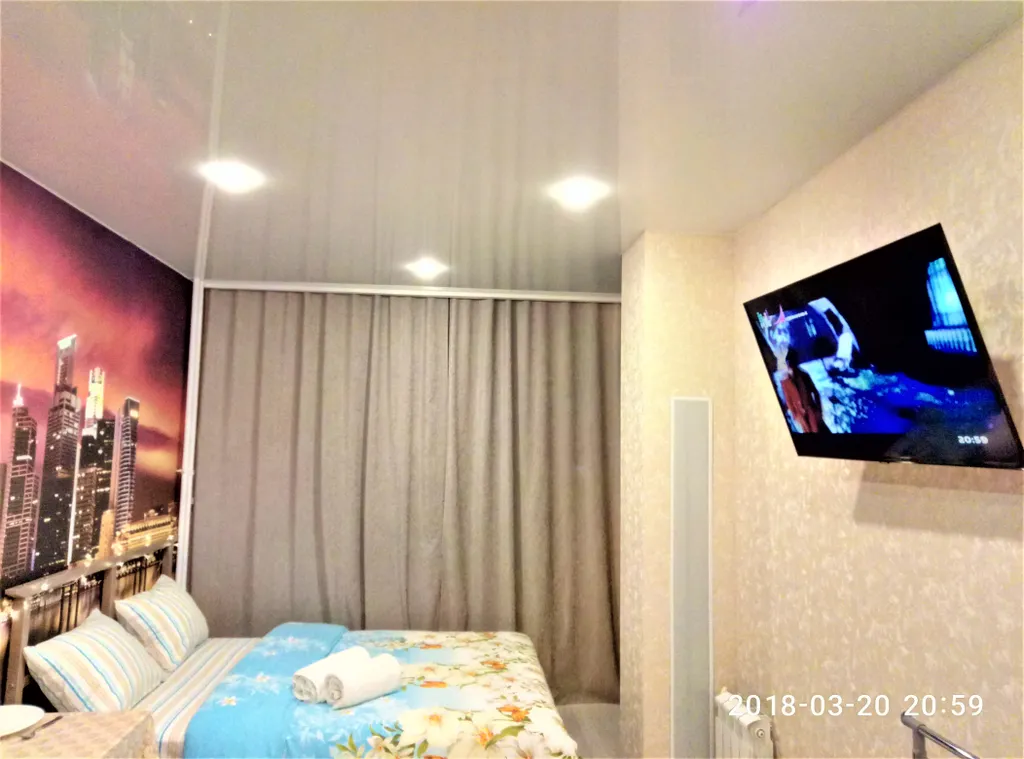 Уютная студия Мегаполис с большими окнами и плотными шторами