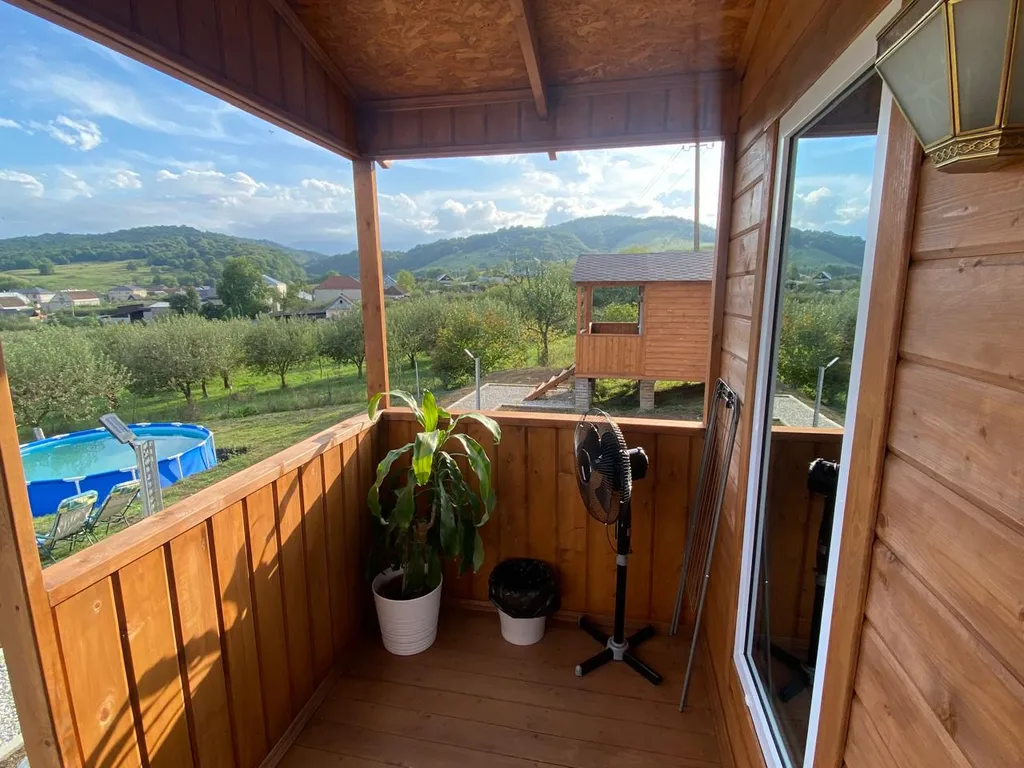 Домик с видом на лес и горы