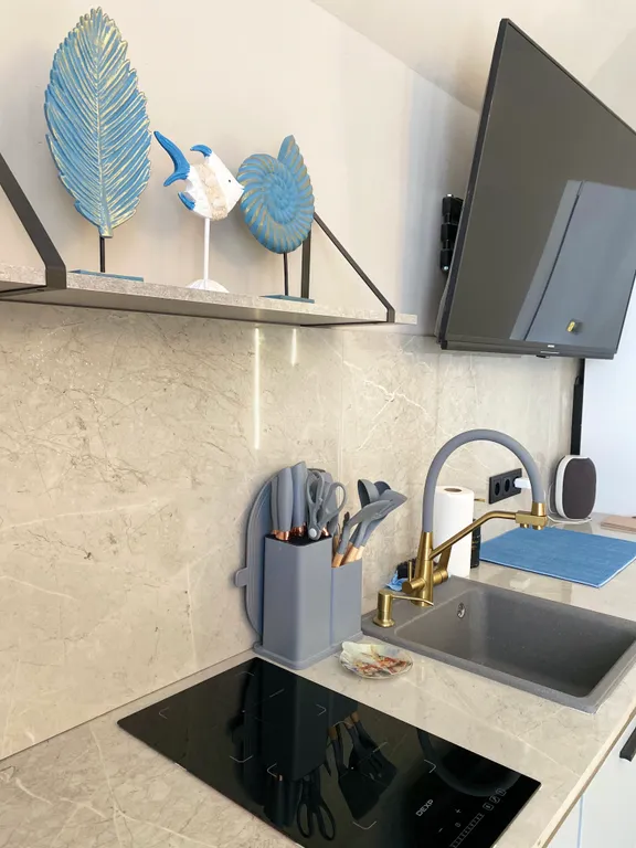 Дом на озере с бассейном