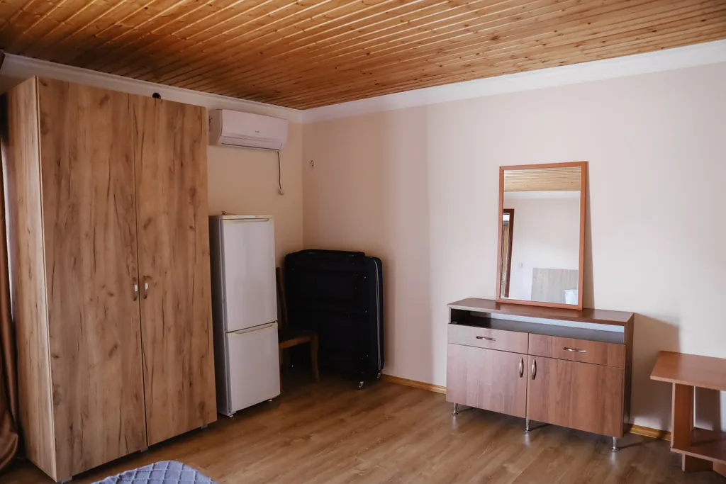 Двухместный номер с 2 отдельными кроватями эконом и общим санузлом