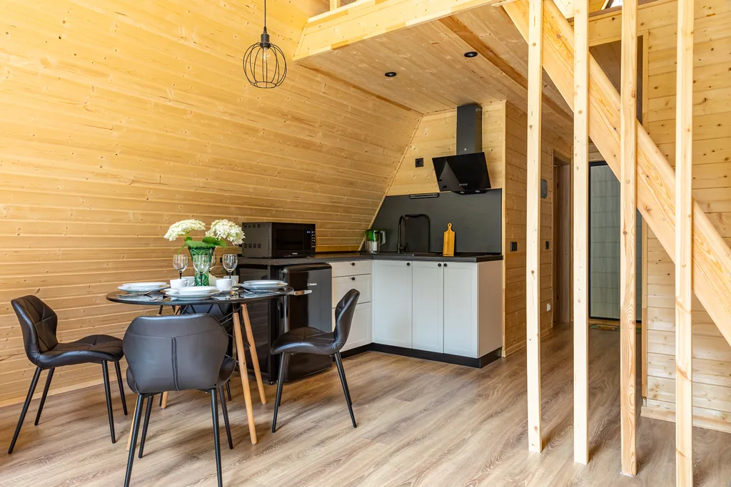 Дом шалаш в окружении леса рядом с озером