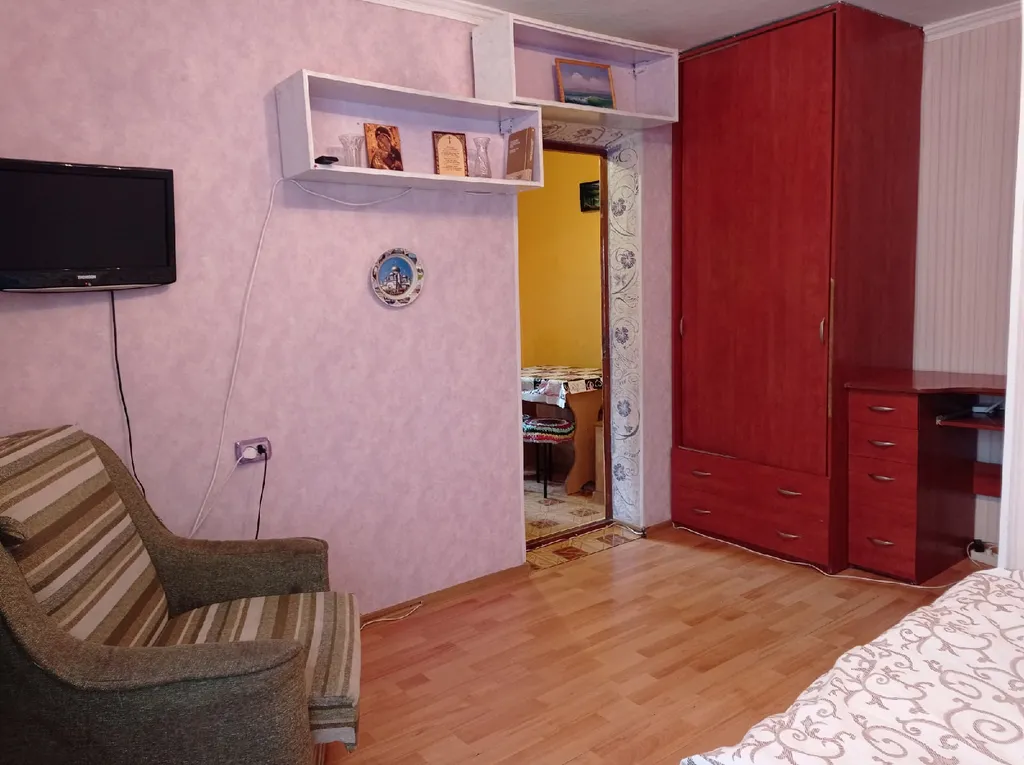 Небольшая, очень светлая и летом с приятной прохладой квартира