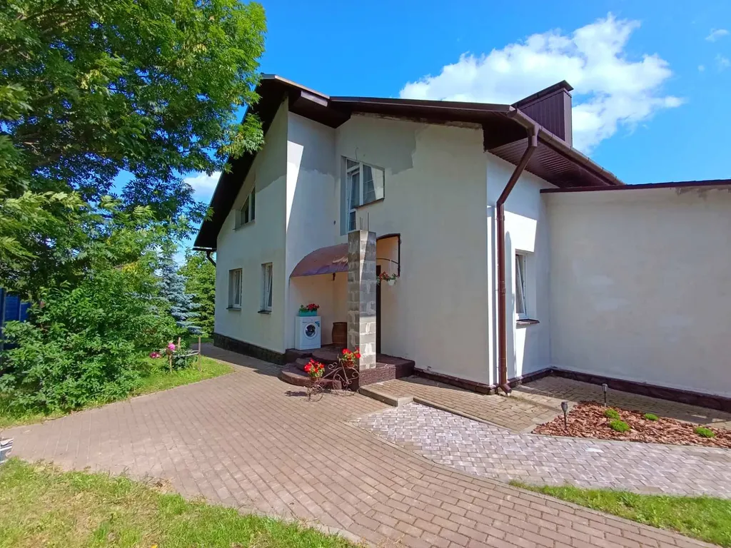 Уютный домик в деревне с беседкой и мангалом на улице