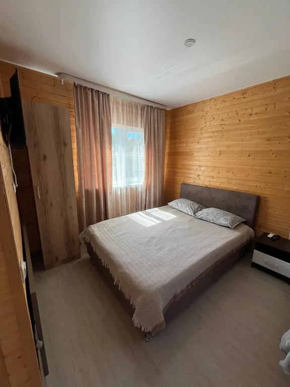 Домик у реки Дах с видом на горы