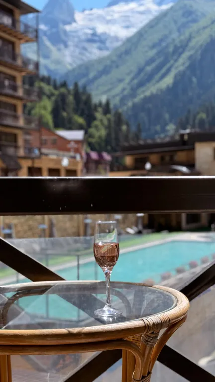 Уютный апартамент в центре с балконом и видом на горы лес