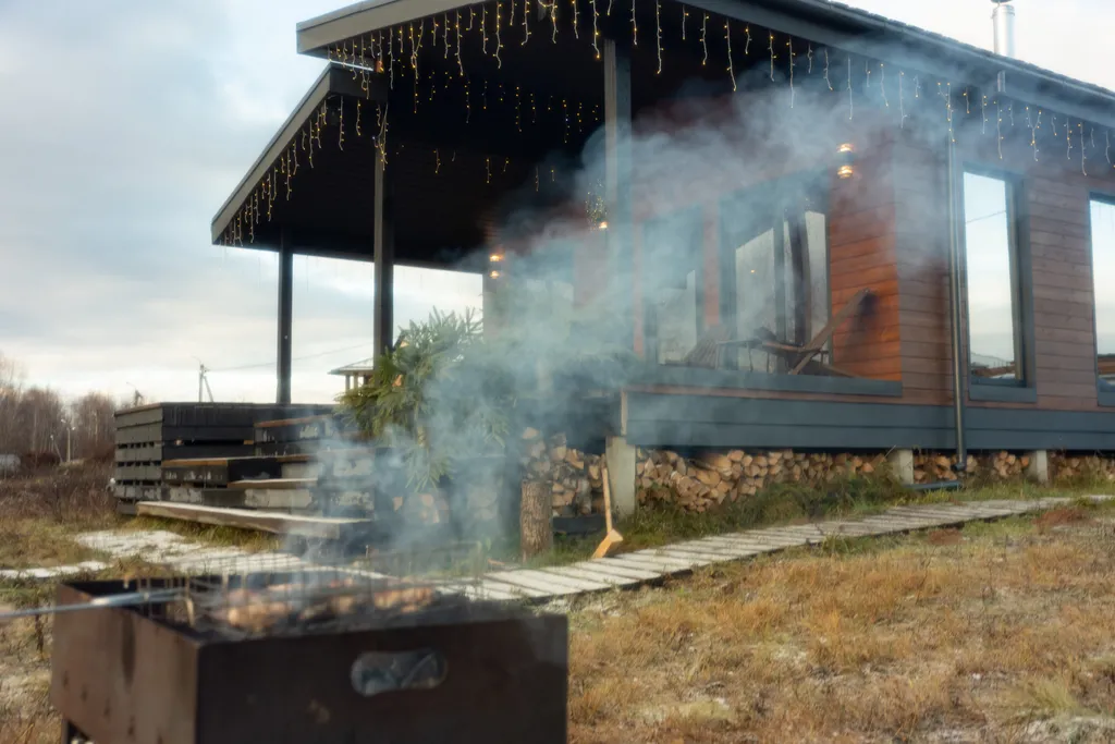 Новый дом с камином на берегу реки